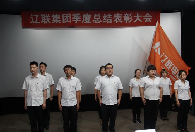 “充斥青春的高慢，为妄想奋力前杏妆